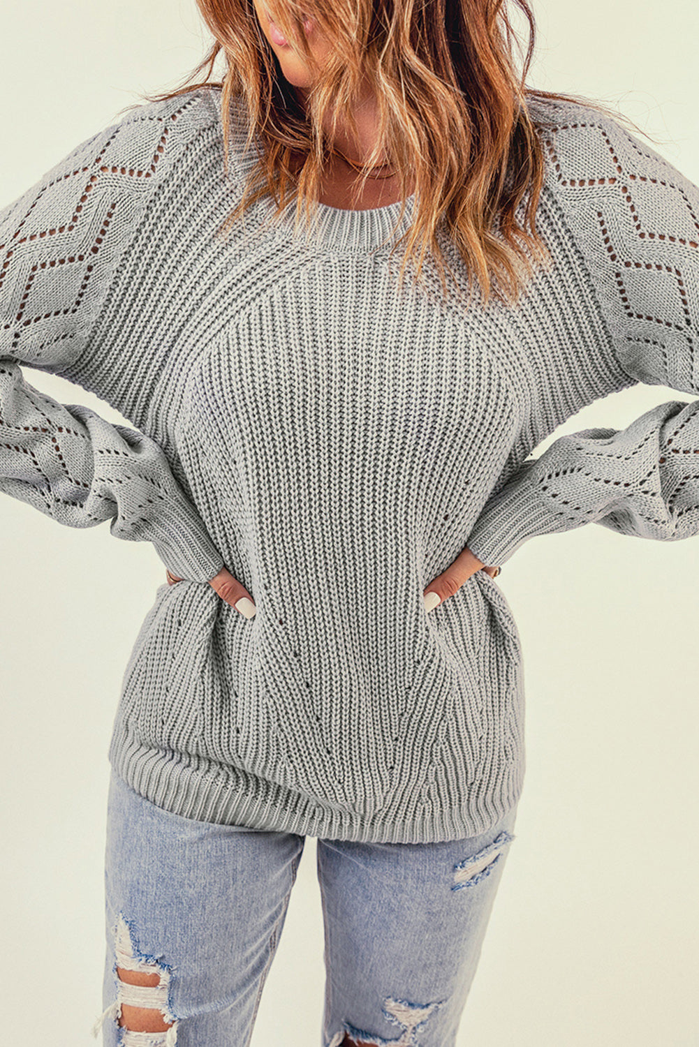 Pull en tricot gris à manches bouffantes et ajourées 