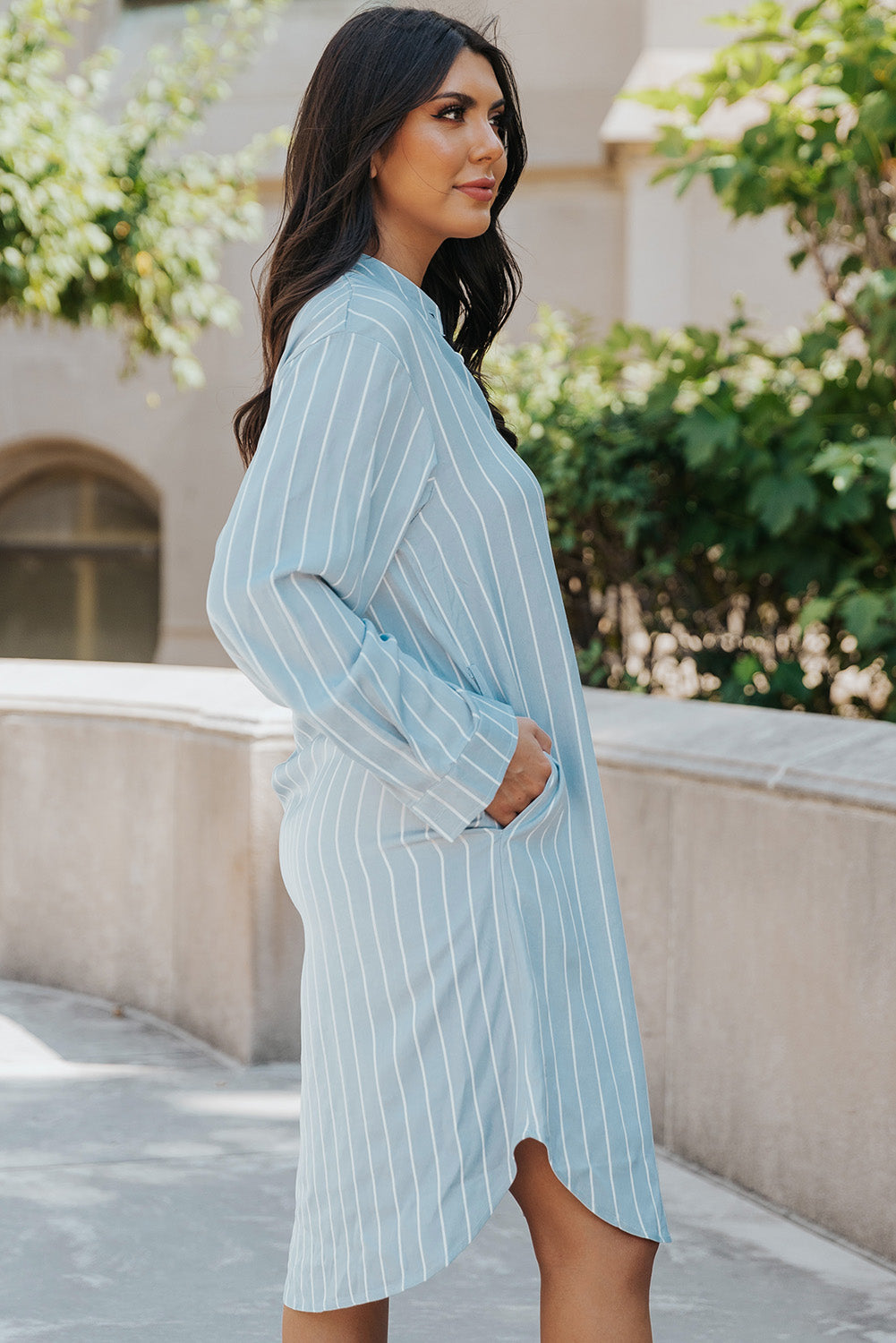 Robe chemise mi-longue à rayures bleu ciel avec ceinture