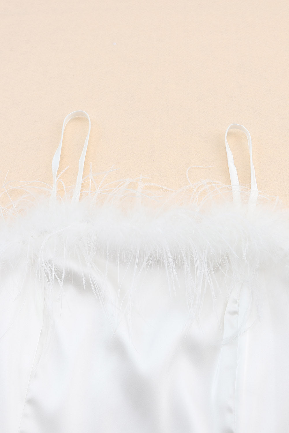 Mini-robe blanche sans bretelles avec bordure en plumes moelleuses