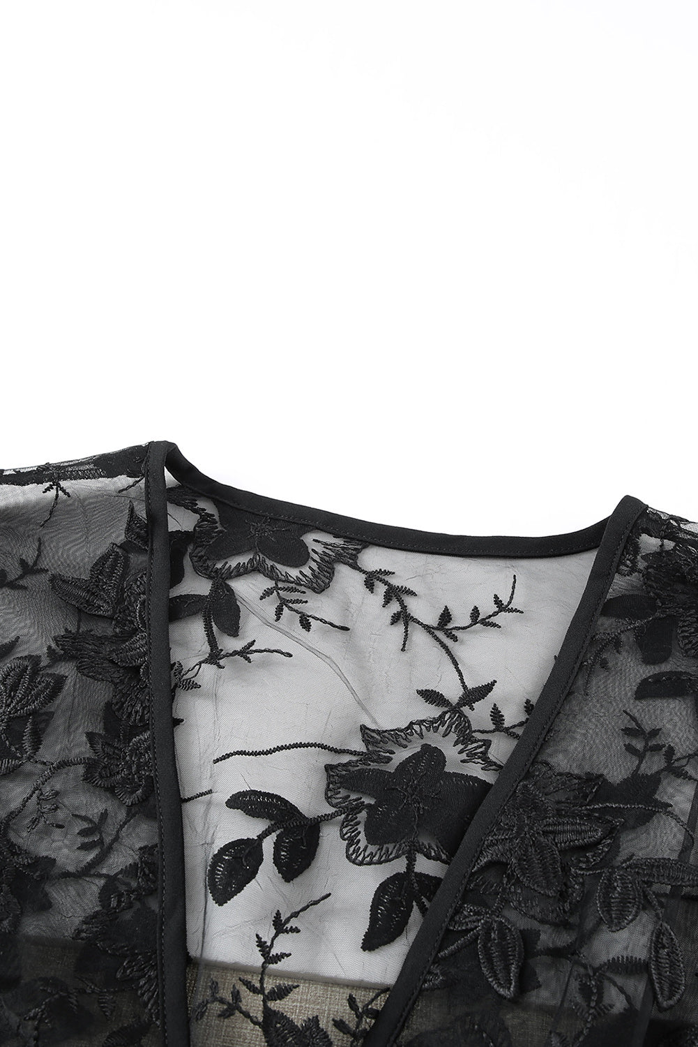 Kimono noir ouvert sur le devant en dentelle et maille florale