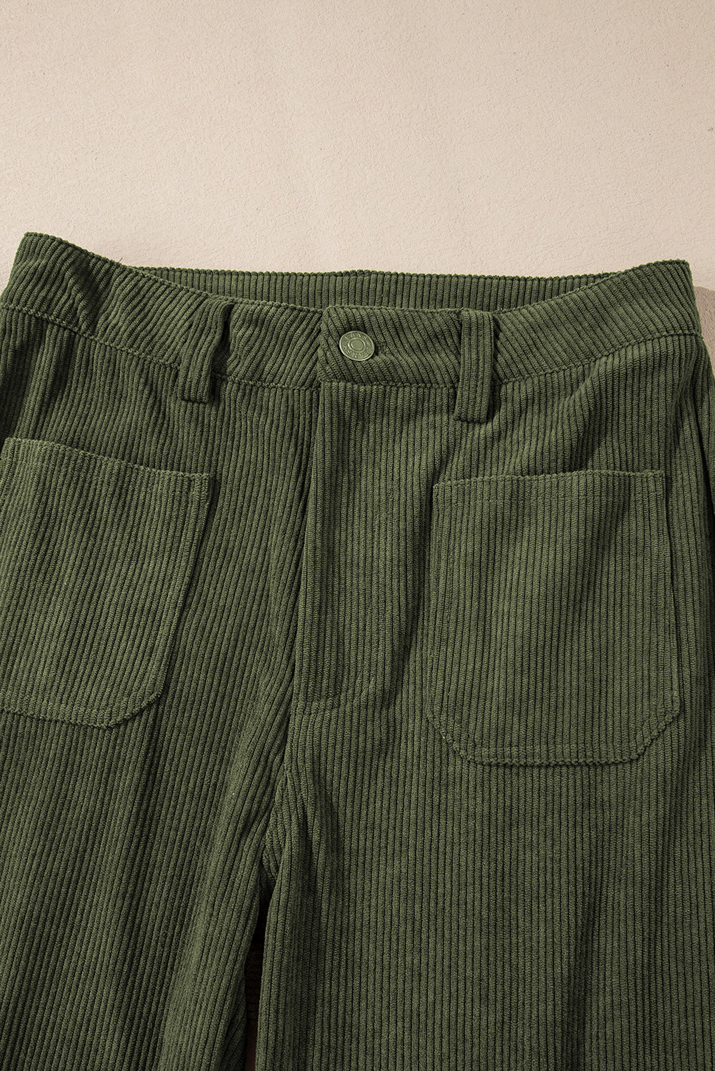 Pantalon en velours côtelé vert taille haute avec poches carrées