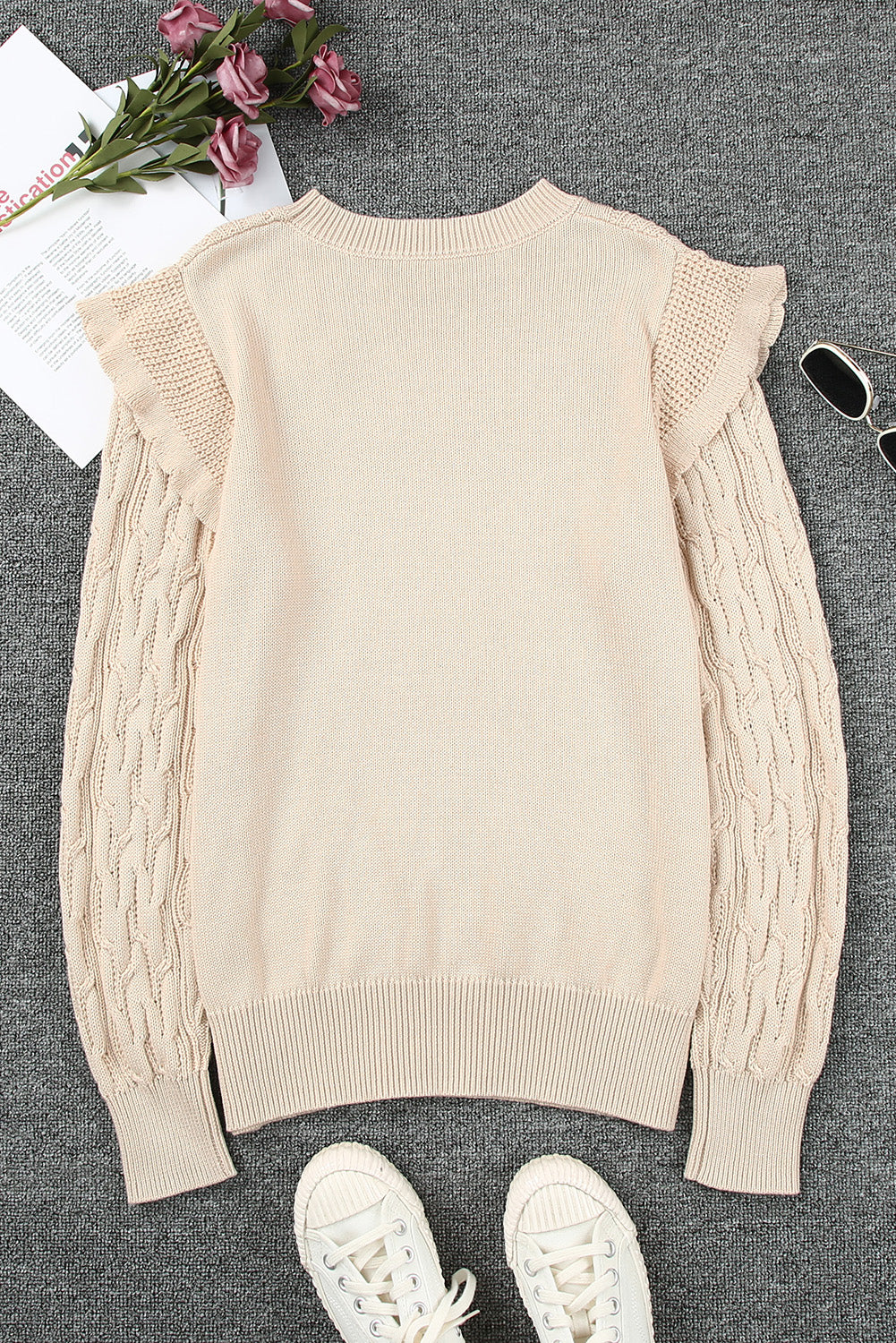 Pull beige en tricot torsadé avec épaules volantées