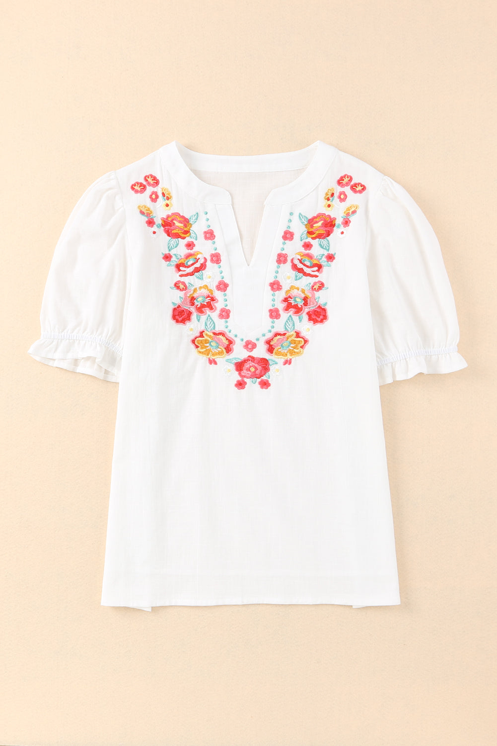 Blouse blanche à manches bouffantes et à volants brodés de fleurs