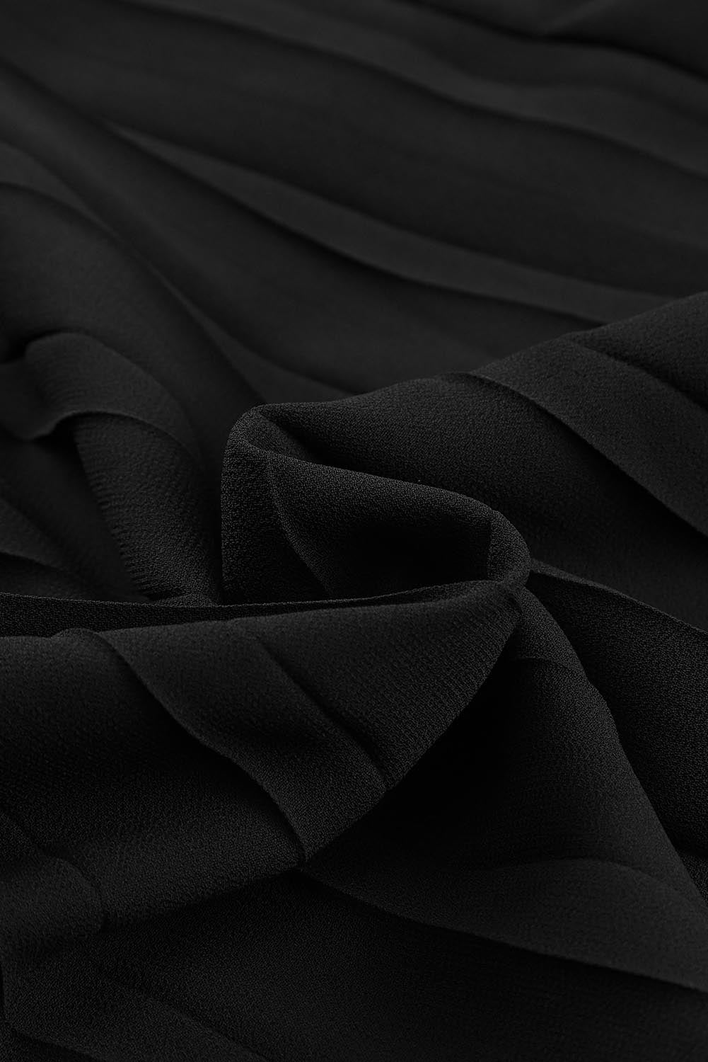 Robe plissée fluide à col haut et corsage en dentelle de grande taille noire 