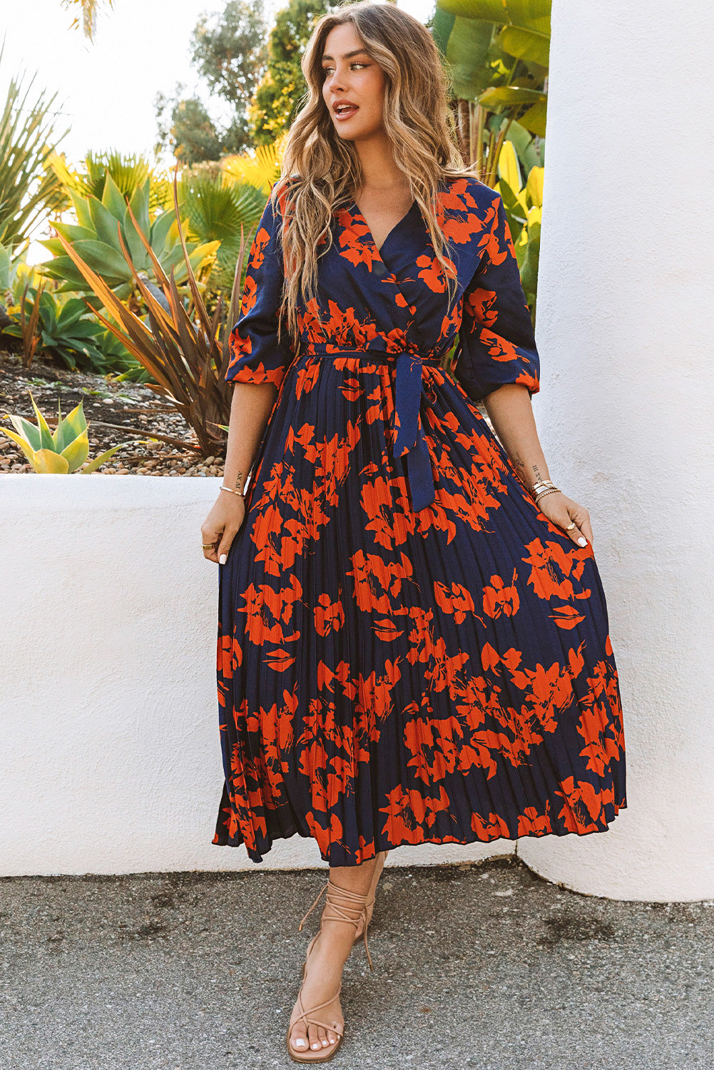 Robe longue plissée à fleurs orange avec col en V et cravate