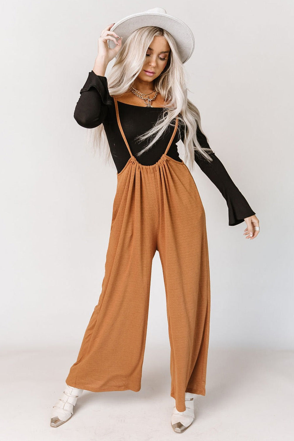 Pantalon orange à bretelles larges et taille haute