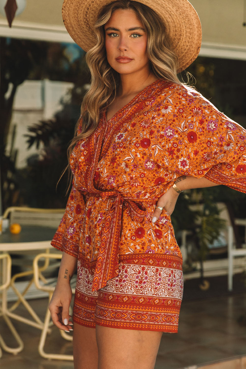 Barboteuse portefeuille florale style Boho orange, col en V, taille nouée 