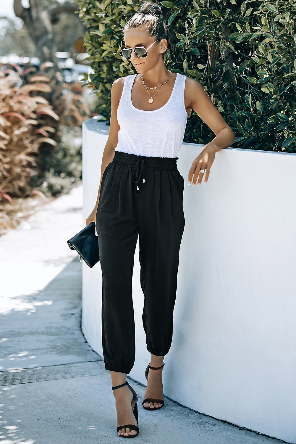 Pantalon de jogging blanc à taille smockée avec cordon de serrage et couleur unie