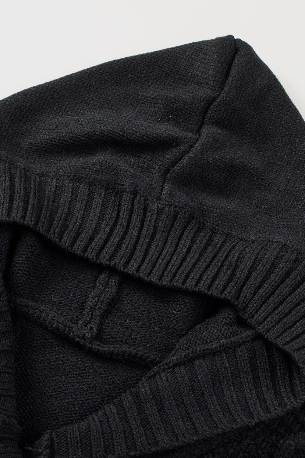 Cardigan à capuche noir en tricot à motif torsadé boutonné sur le devant 