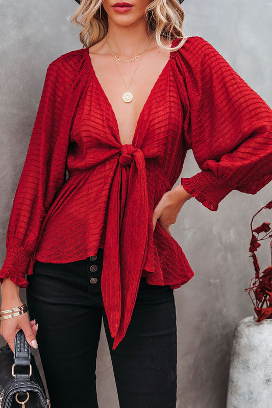 Blouse péplum texturée rouge nouée sur le devant