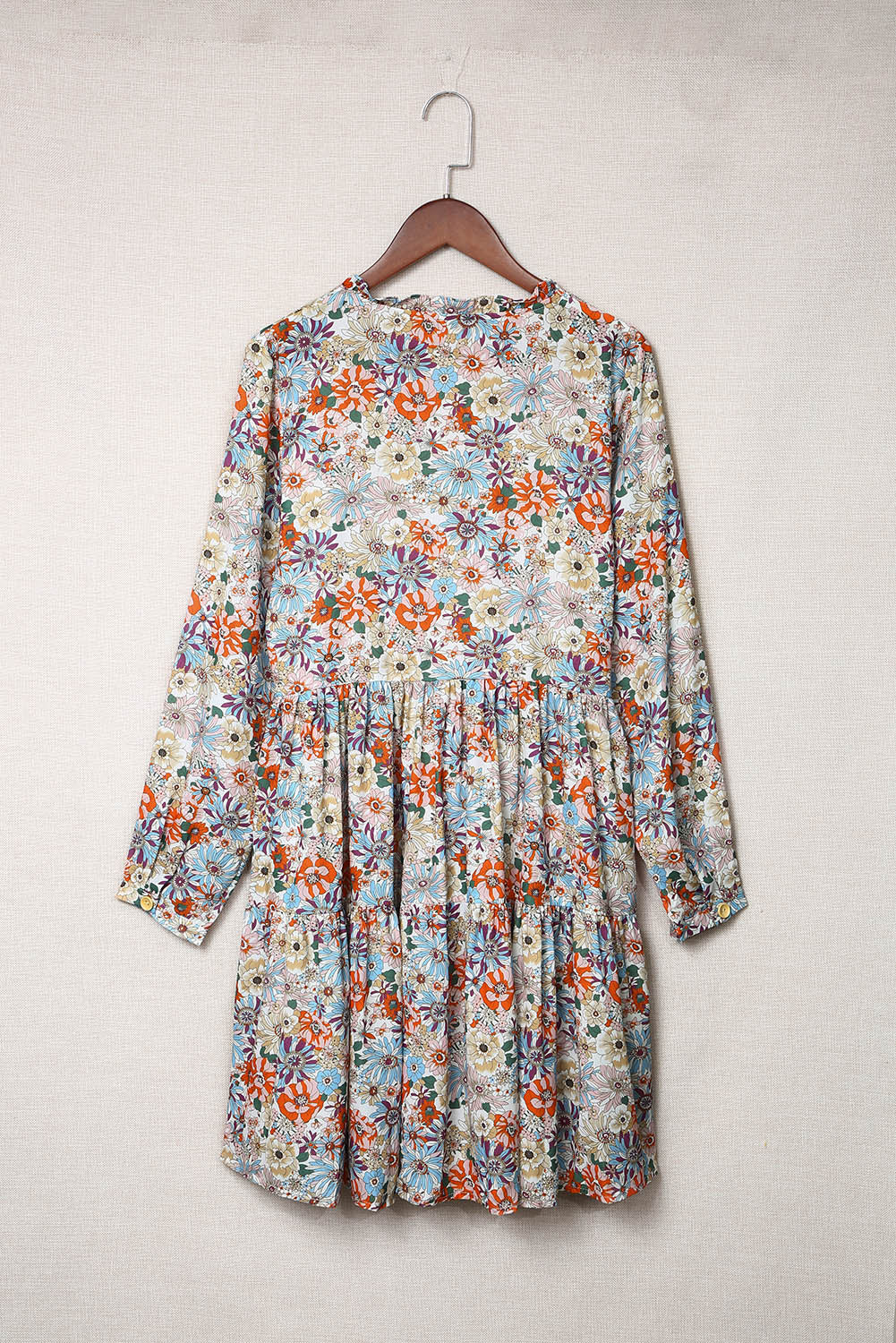 Robe florale multicolore à col fendu et boutons sur le devant