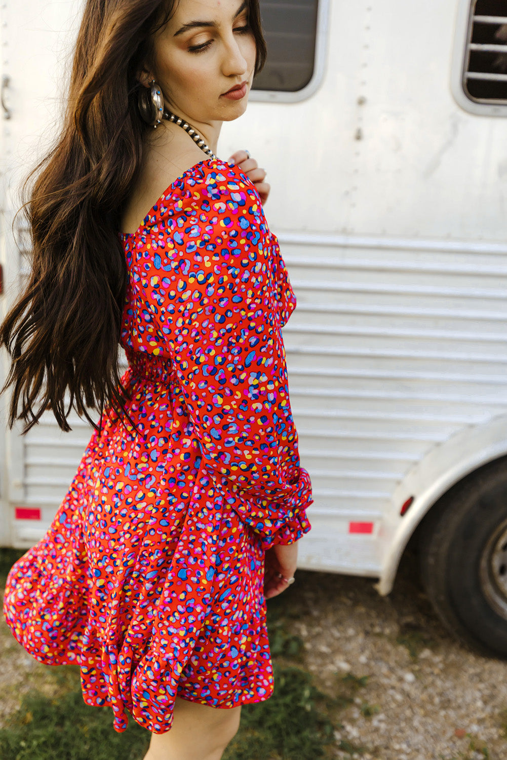 Robe fleurie de printemps rouge à col carré