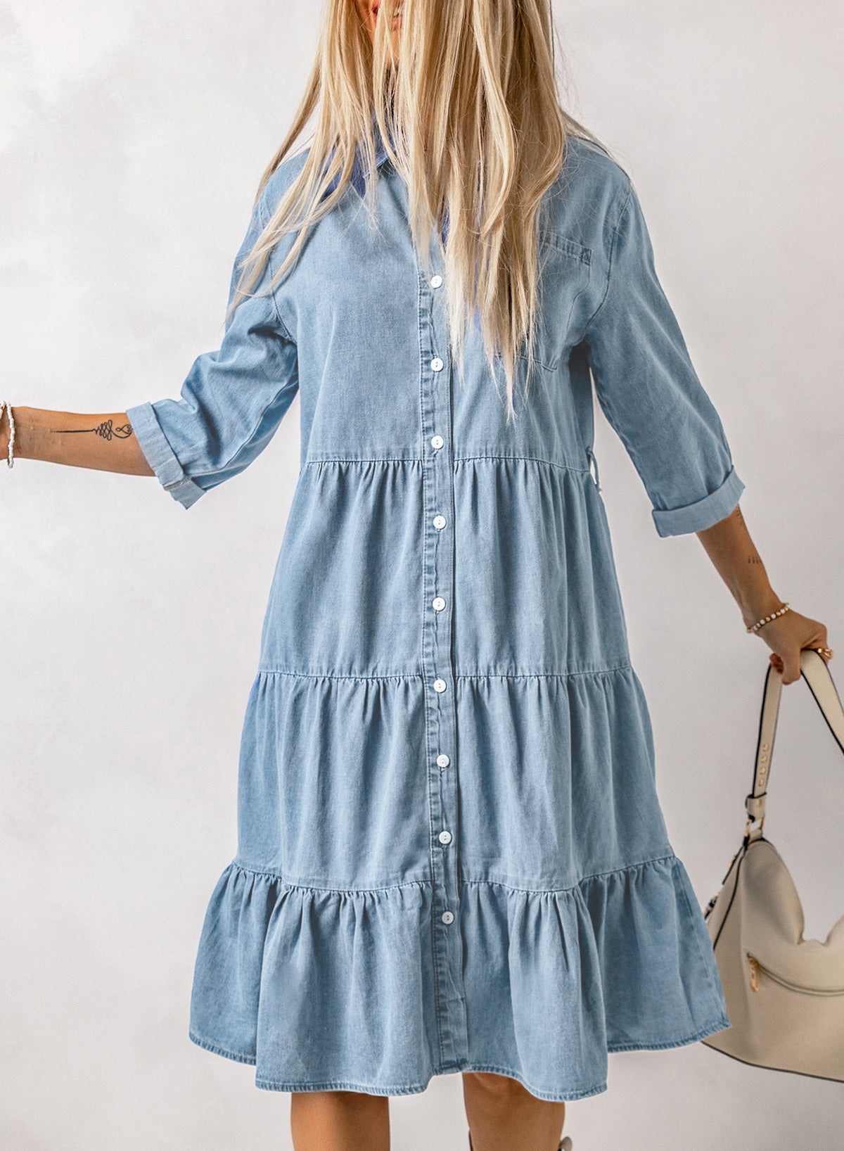 Robe midi boutonnée en denim à volants bleu ciel