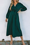 Robe plissée verte à col en V et taille portefeuille à nouer