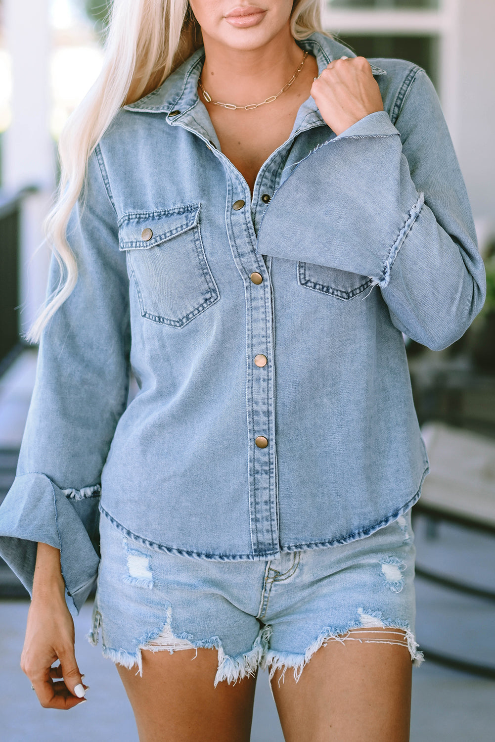 Veste en jean boutonnée à manches cloche et poches poitrine bleu ciel