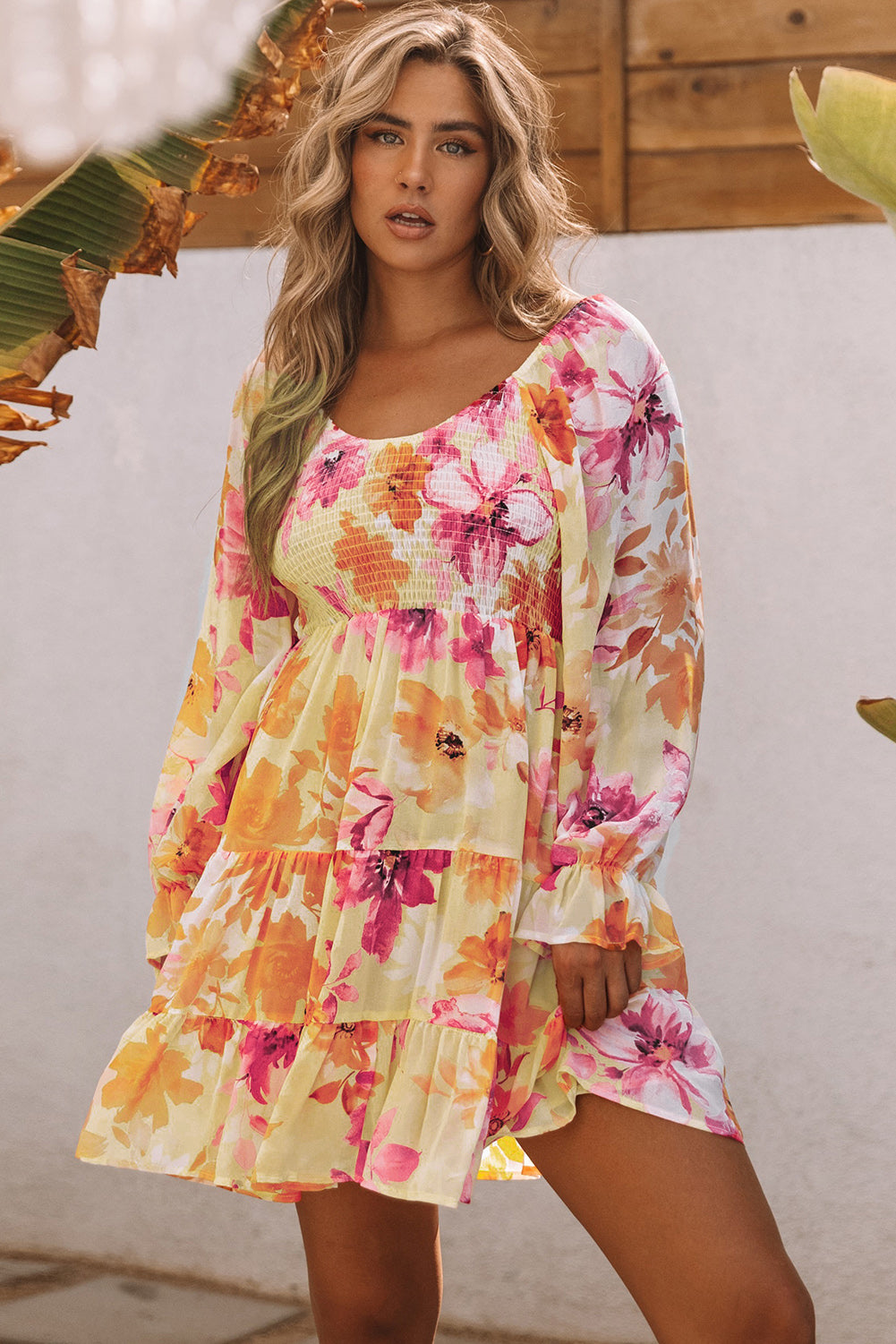 Robe florale jaune à plusieurs niveaux, col carré, manches bouffantes