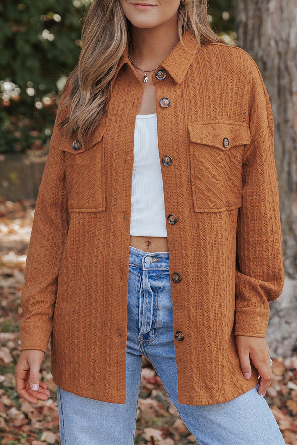 Veste longue orange en tricot texturé avec poche à rabat surdimensionnée