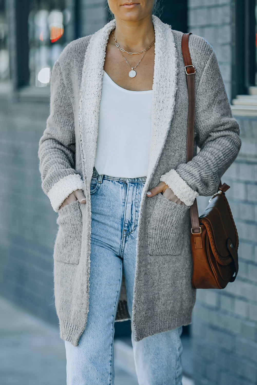 Cardigan en tricot gris à longues poches ouvert sur le devant