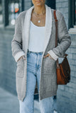 Cardigan en tricot gris à longues poches ouvert sur le devant