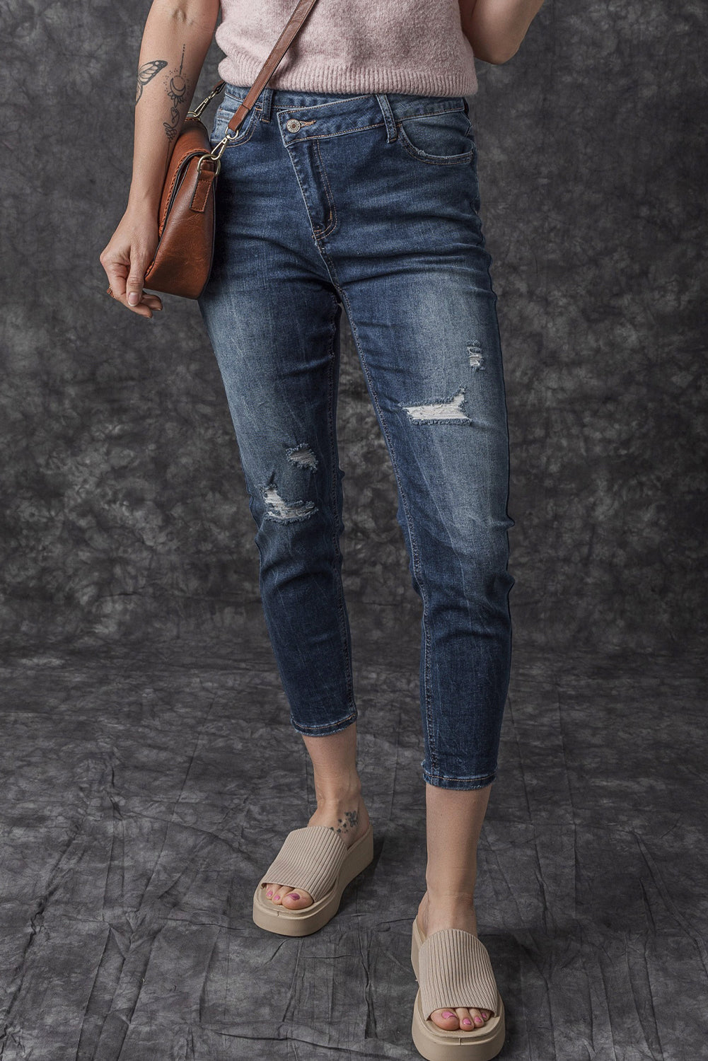 Jean skinny effet vieilli bleu ciel avec braguette zippée et bouton asymétrique