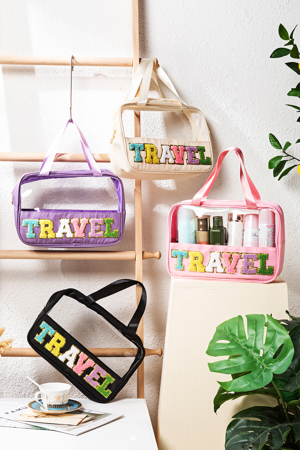 Trousse de maquillage en PVC transparent avec lettre chenille TRAVEL rose clair