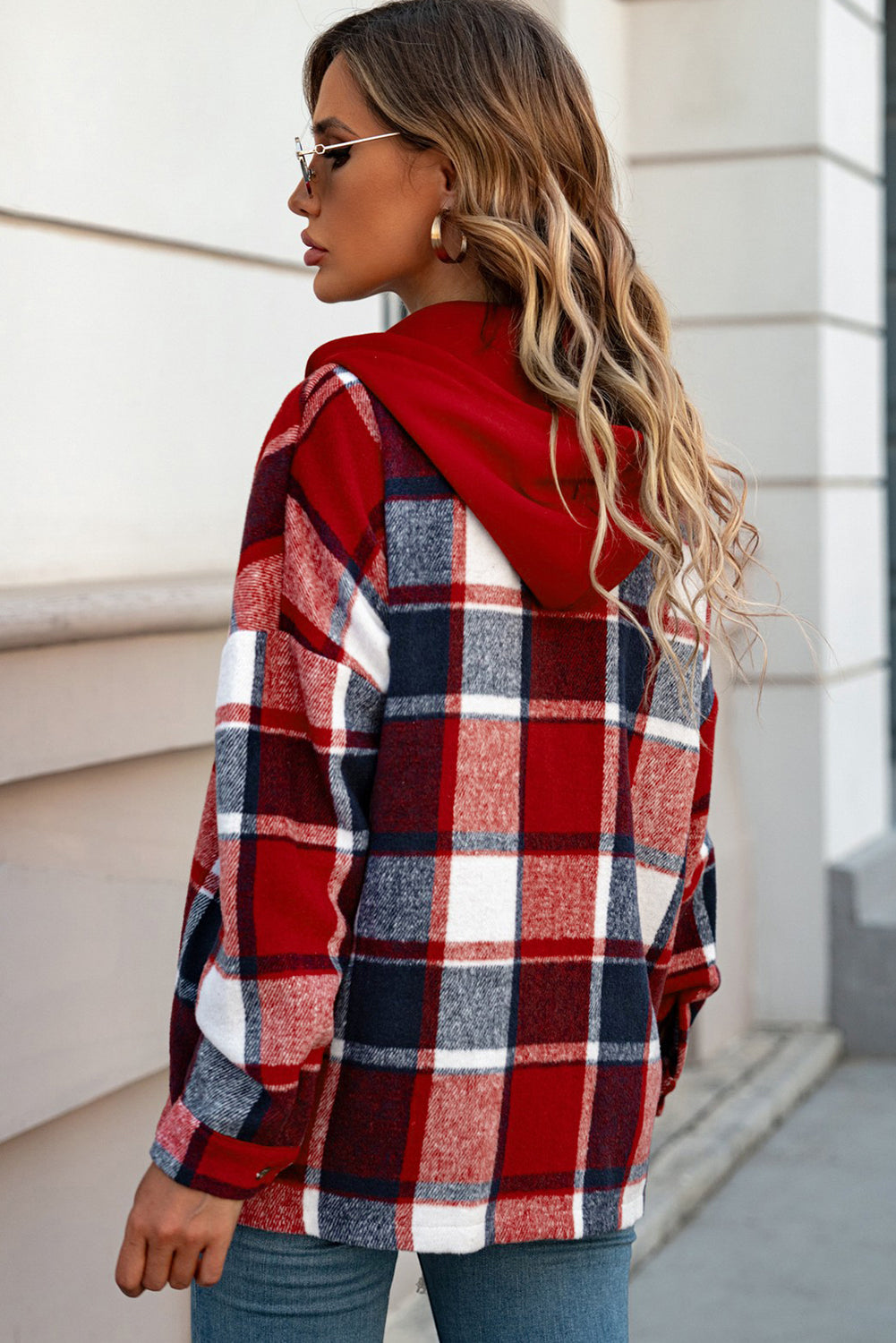 Veste rouge à capuche à carreaux boutonnée sur le devant