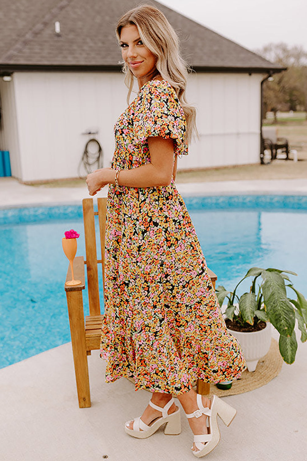 Robe midi florale jaune à manches bouffantes, col carré et dos ouvert