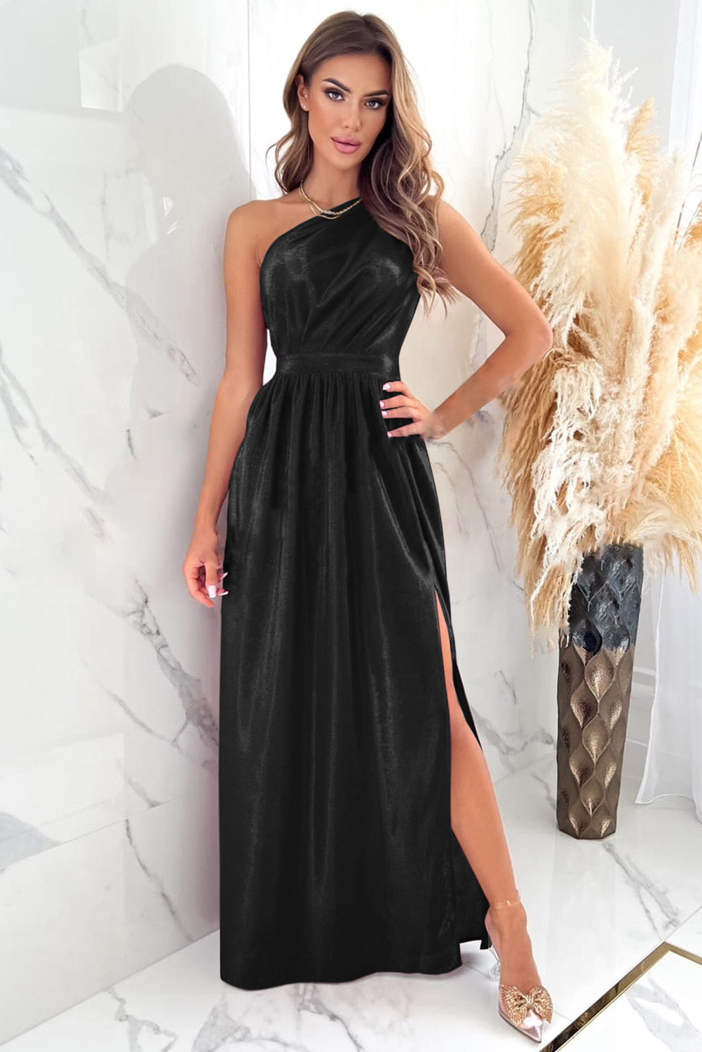 Robe longue fendue noire en velours brillant à une épaule