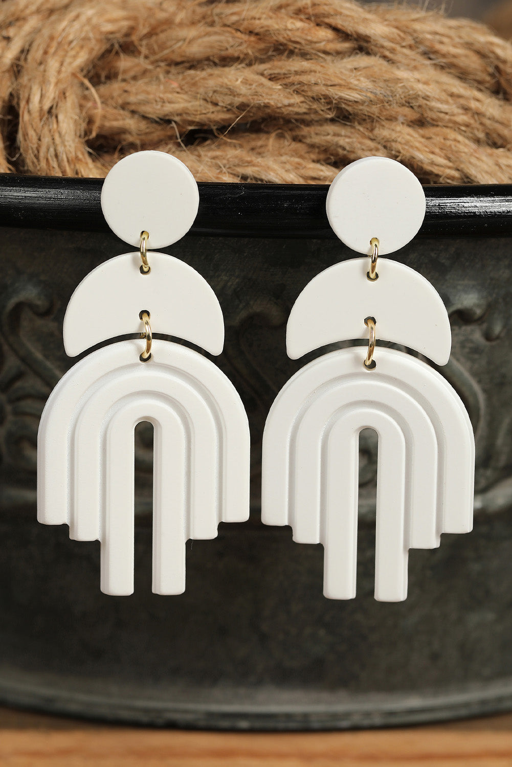 Boucles d’oreilles acryliques texturées en argile blanche