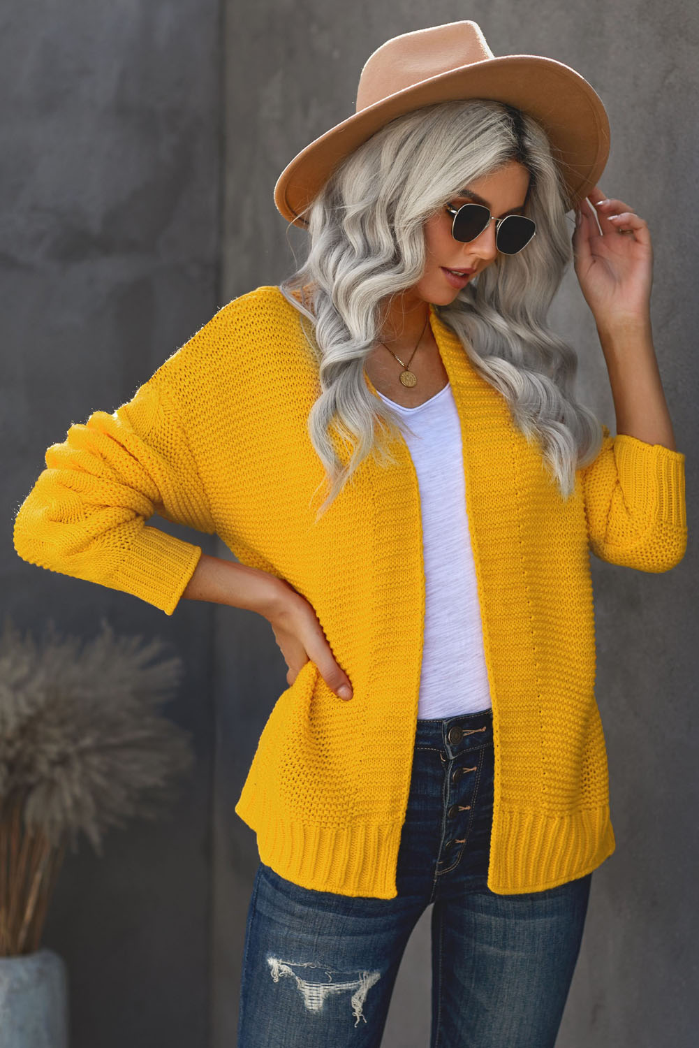 Cardigan jaune en grosse maille ouvert sur le devant