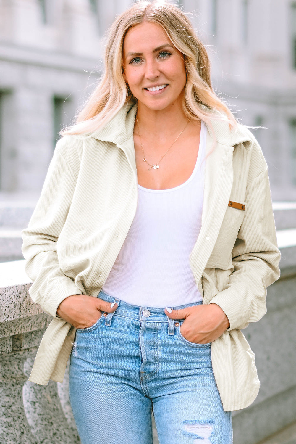 Veste longue boutonnée en velours côtelé beige avec poche sur le devant