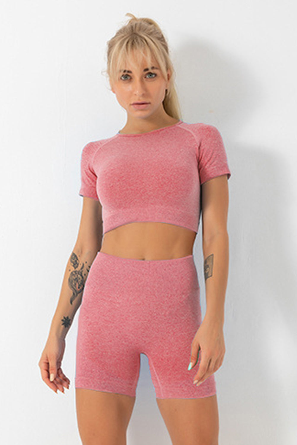 Ensemble de yoga avec haut court uni et short taille haute Rose