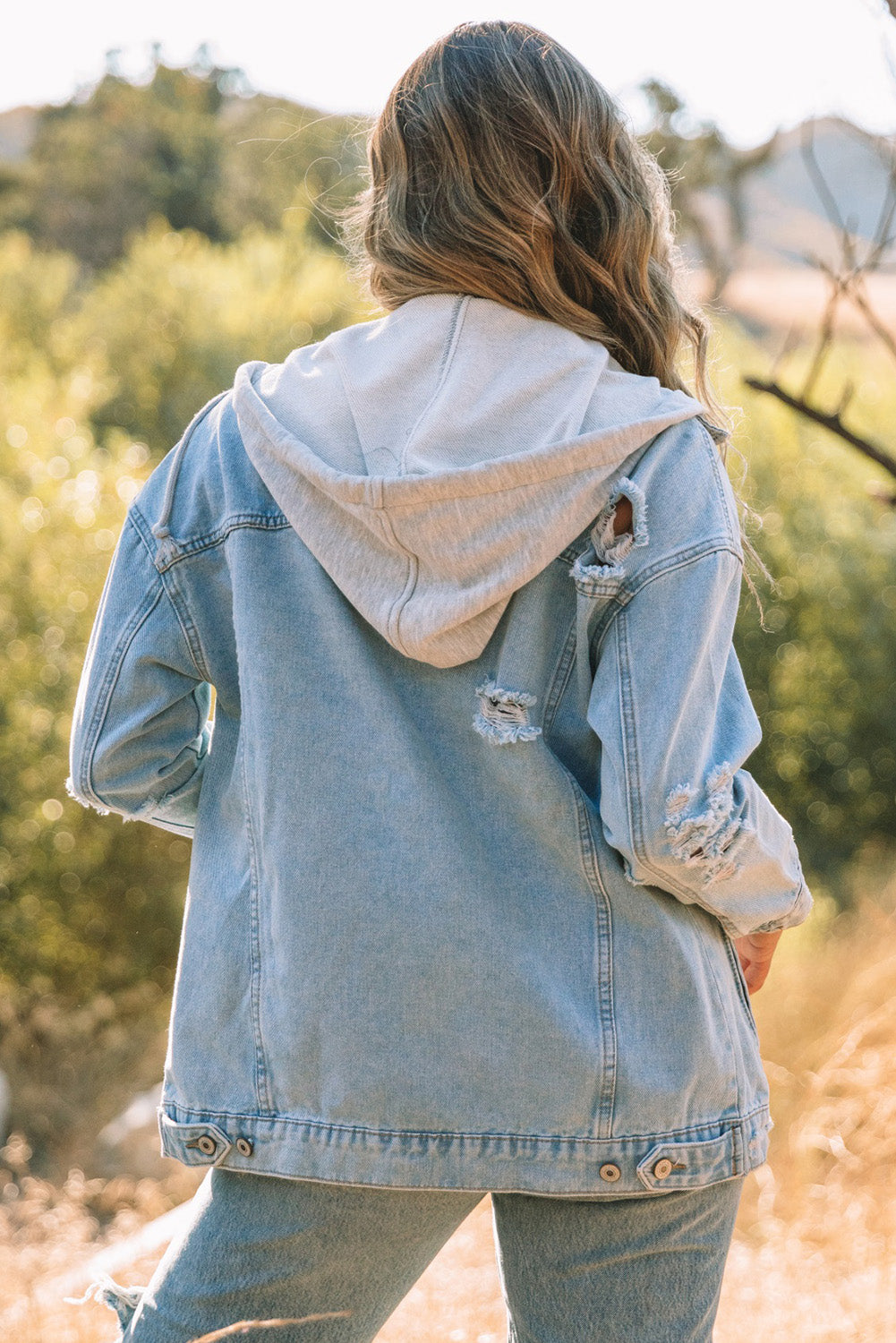 Veste en jean à capuche déchirée et fermeture boutonnée bleu ciel