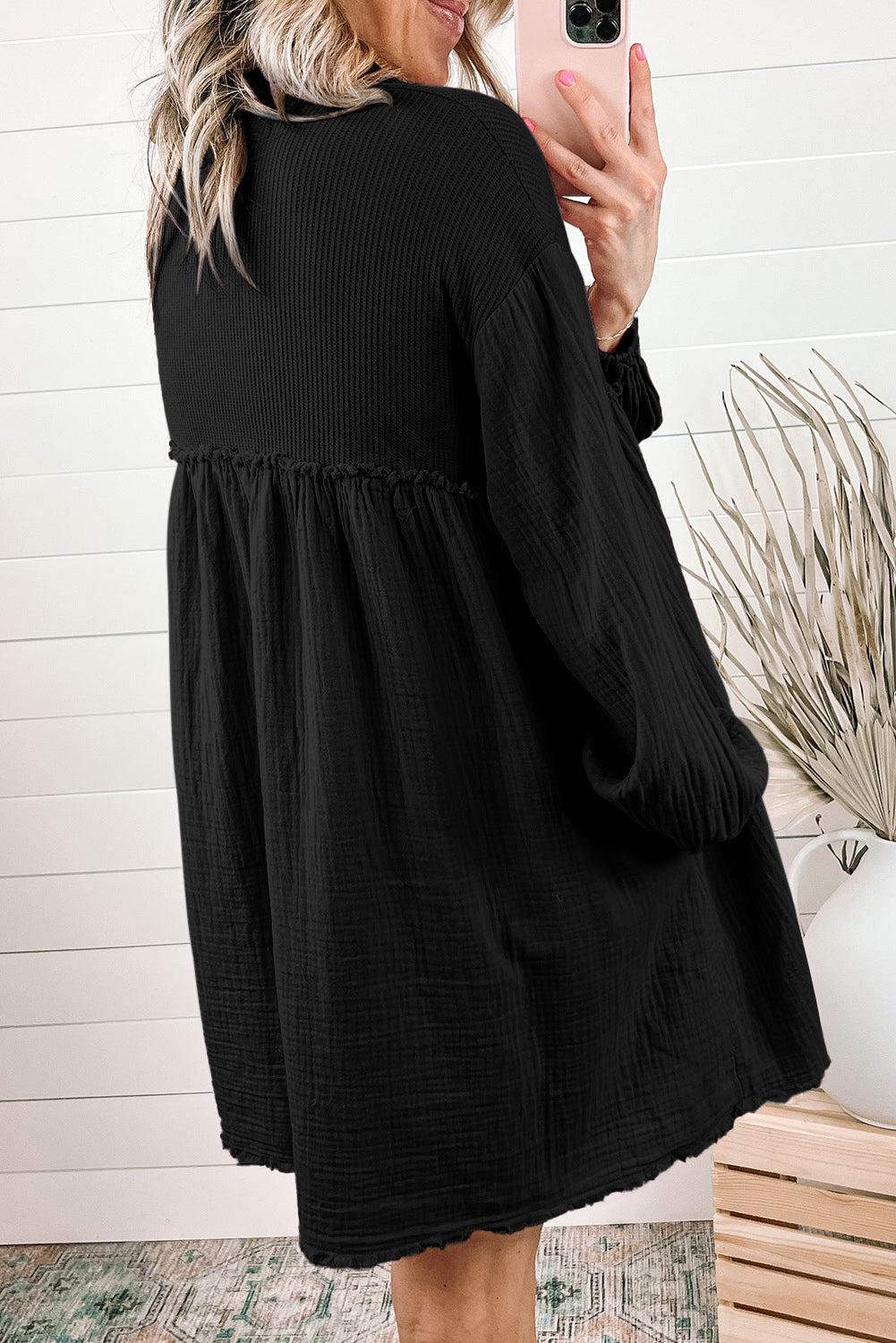 Robe chemise noire froissée à manches bouffantes et patchwork