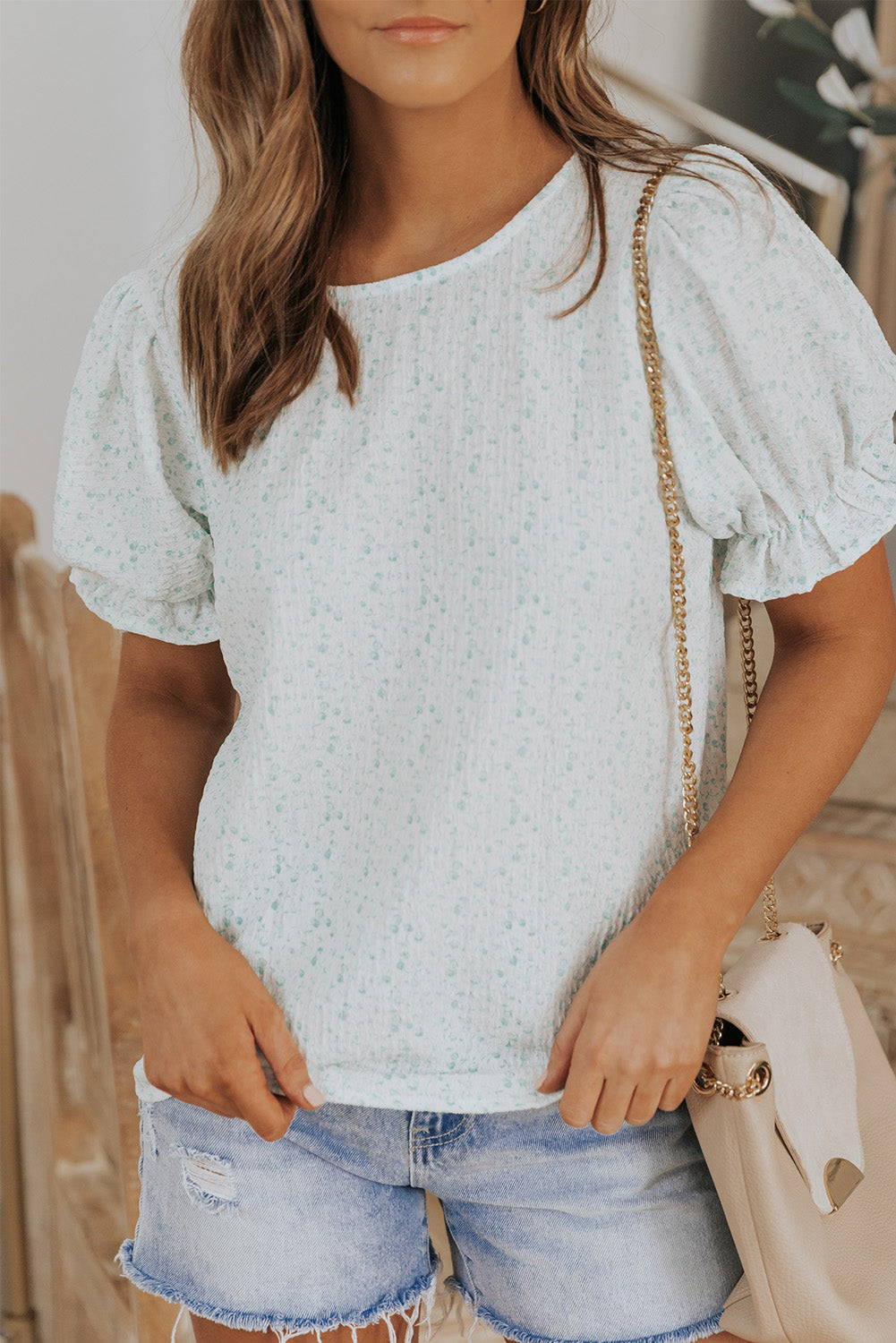 Blouse noire à manches bouffantes et smockée à fleurs