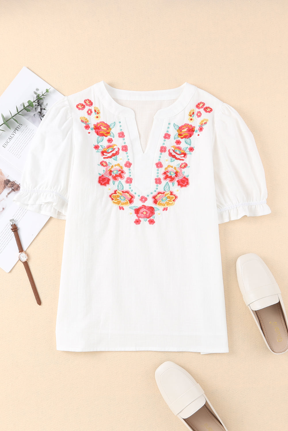 Blouse blanche à manches bouffantes et à volants brodés de fleurs