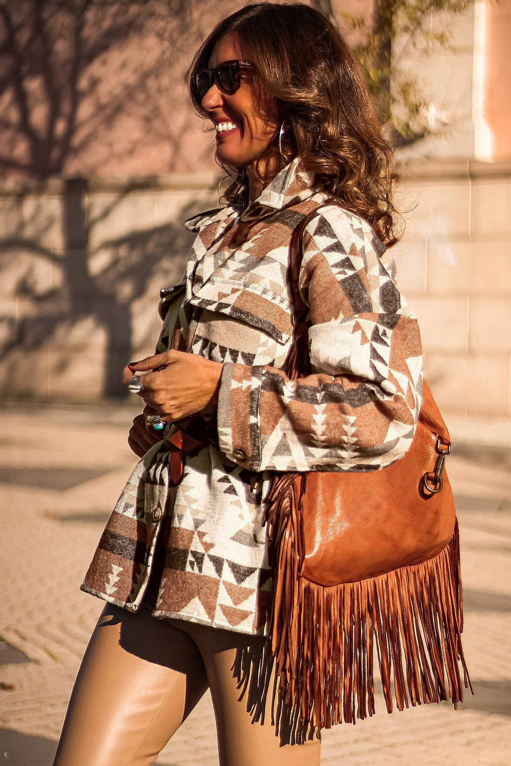 Veste boutonnée marron avec poche à rabat et imprimé aztèque