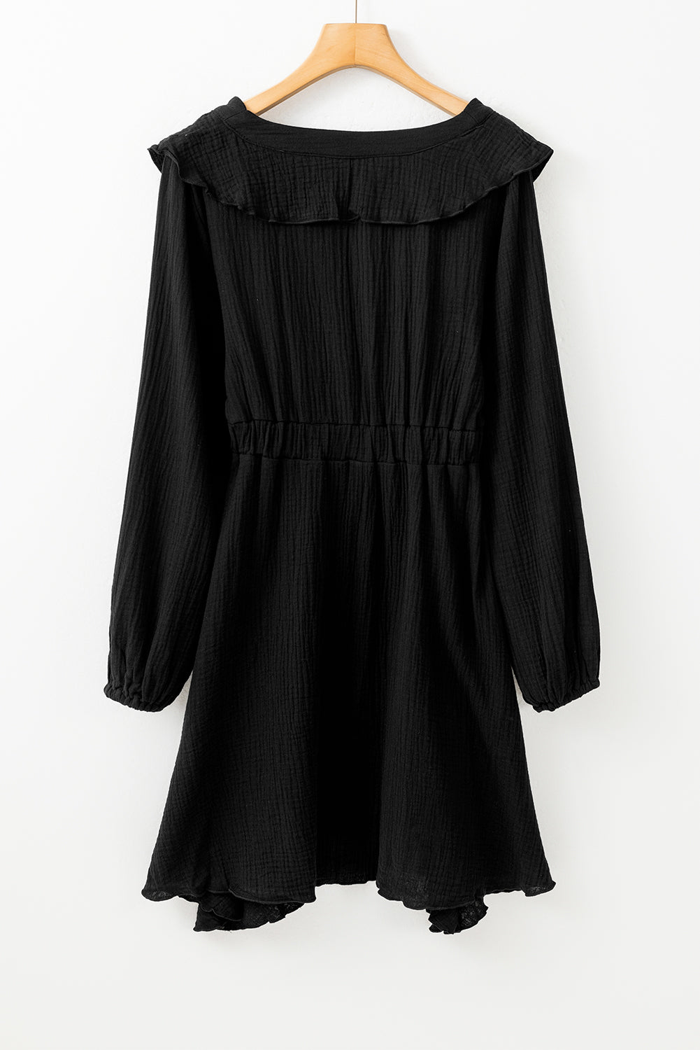 Mini-robe noire texturée à volants et col en V taille haute