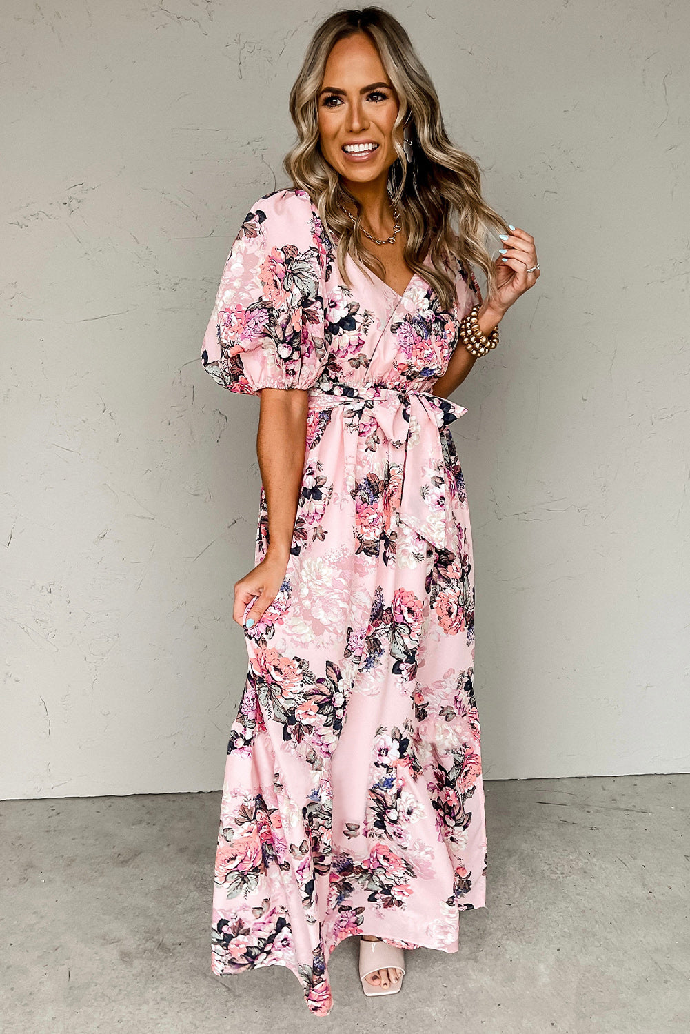 Robe longue rose à fleurs, manches bouffantes, taille haute