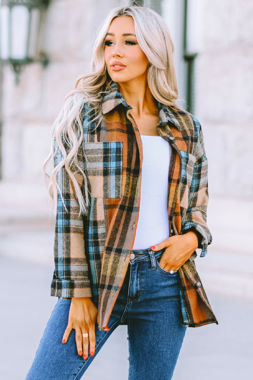 Chemise boutonnée à carreaux marron avec poches