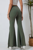 Pantalon vert taille haute ajusté et évasé 