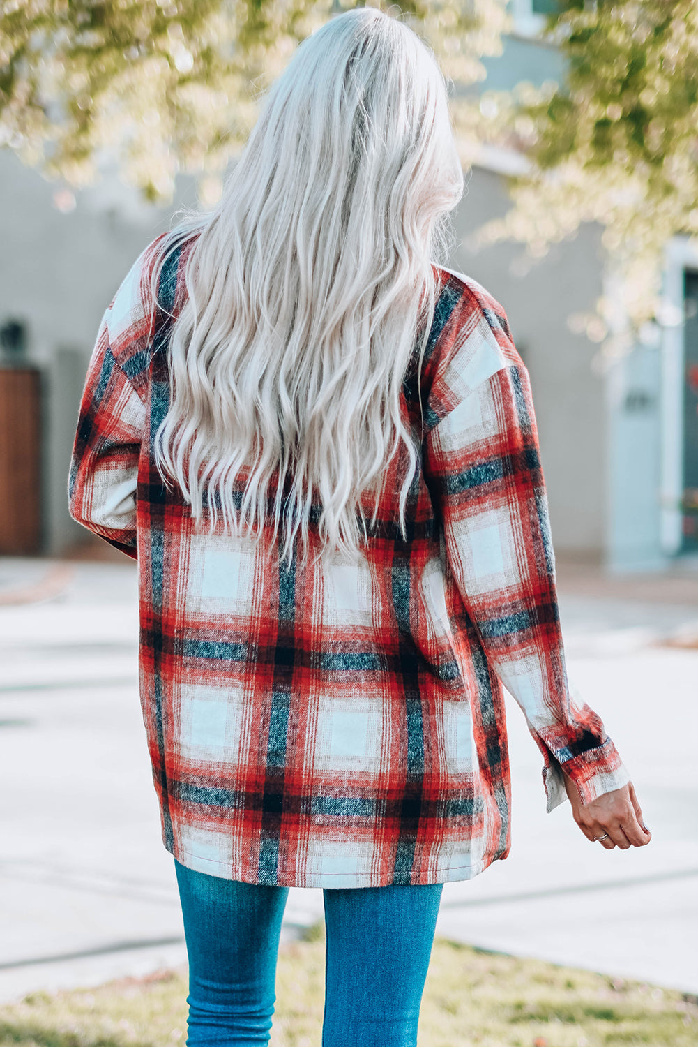 Manteau rouge à col rabattu et poche à carreaux avec fermeture à bouton