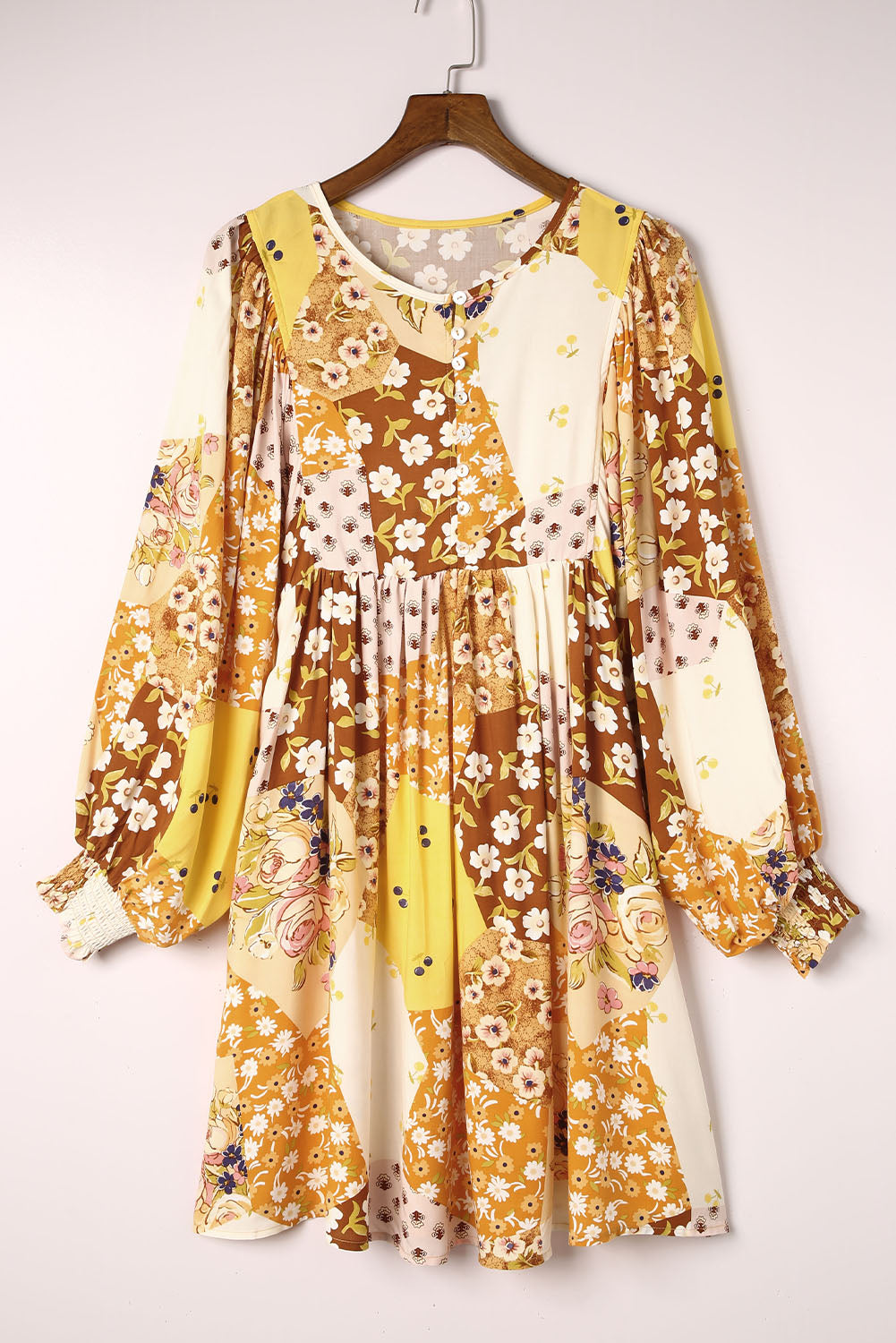 Robe babydoll plissée à manches longues et boutonnée à fleurs jaune