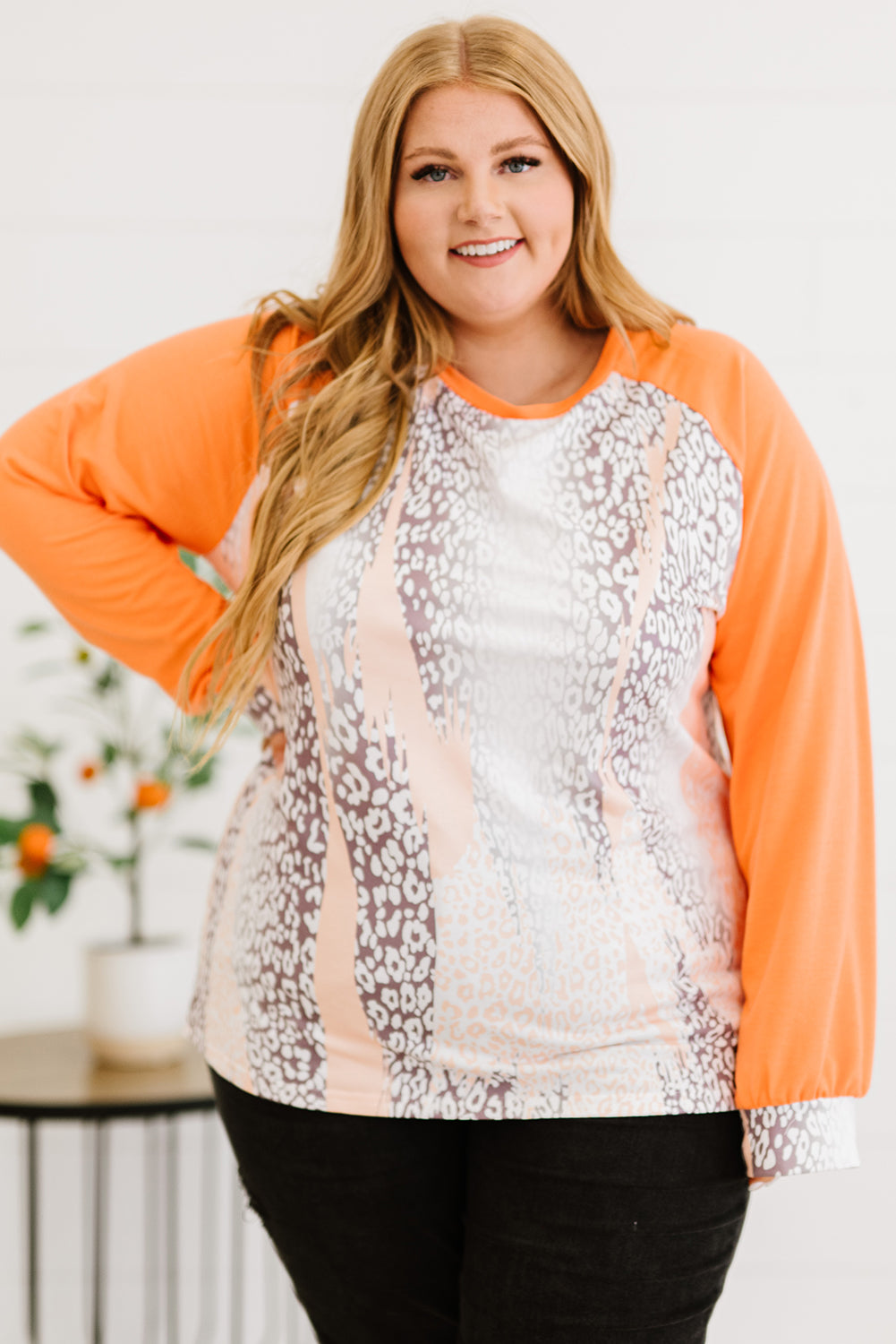 Haut raglan orange à manches longues et imprimé peau de serpent, grande taille