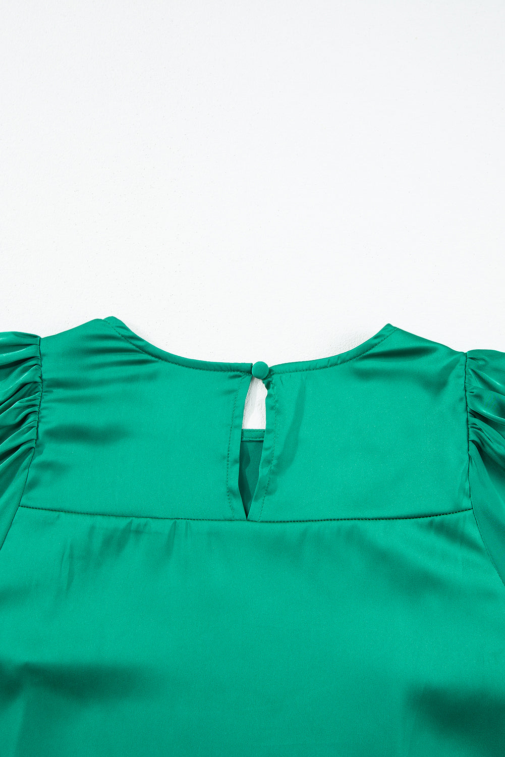 Blouse verte à col rond et manches longues bouffantes en satin