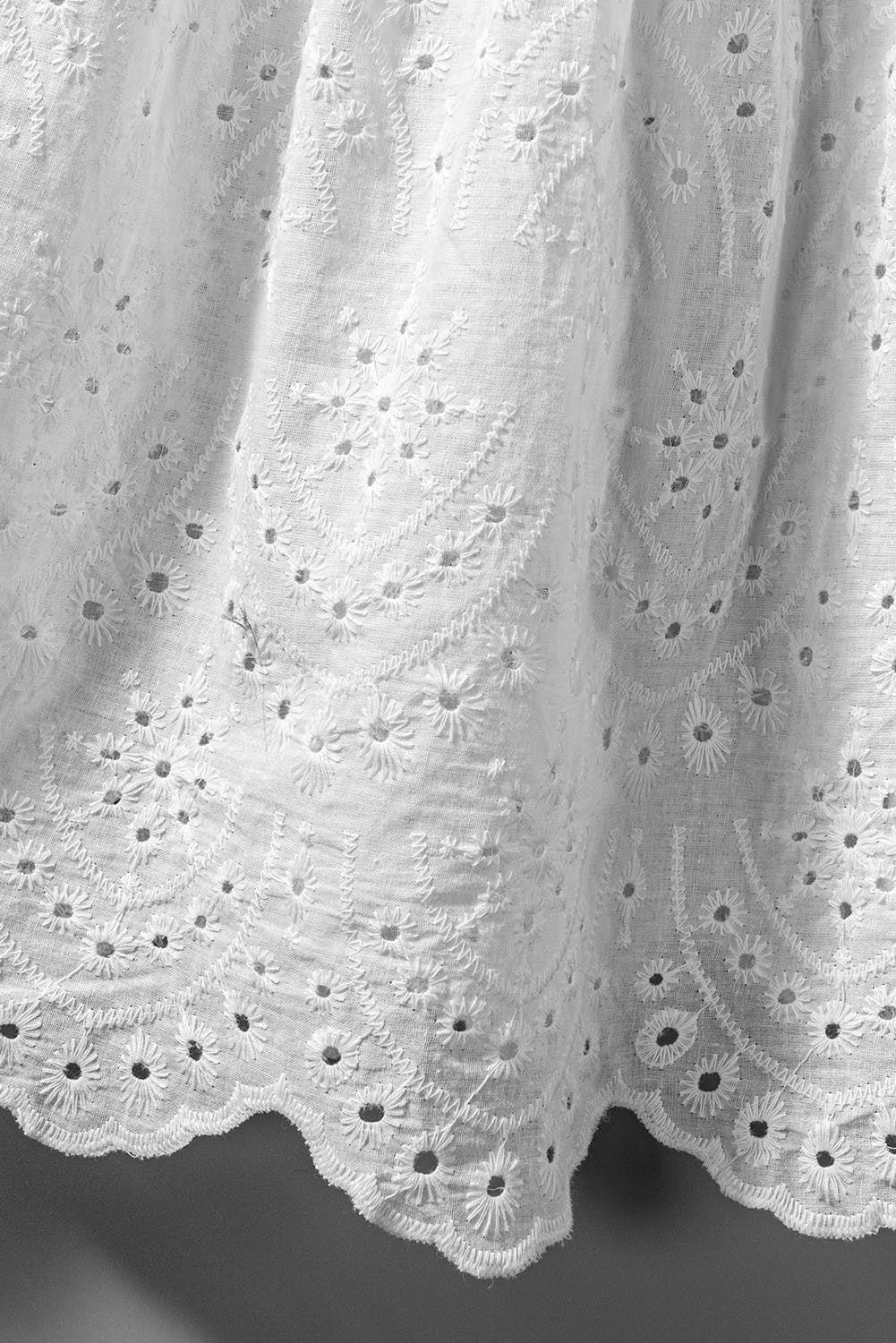 Robe longue blanche brodée à bretelles fines et perles