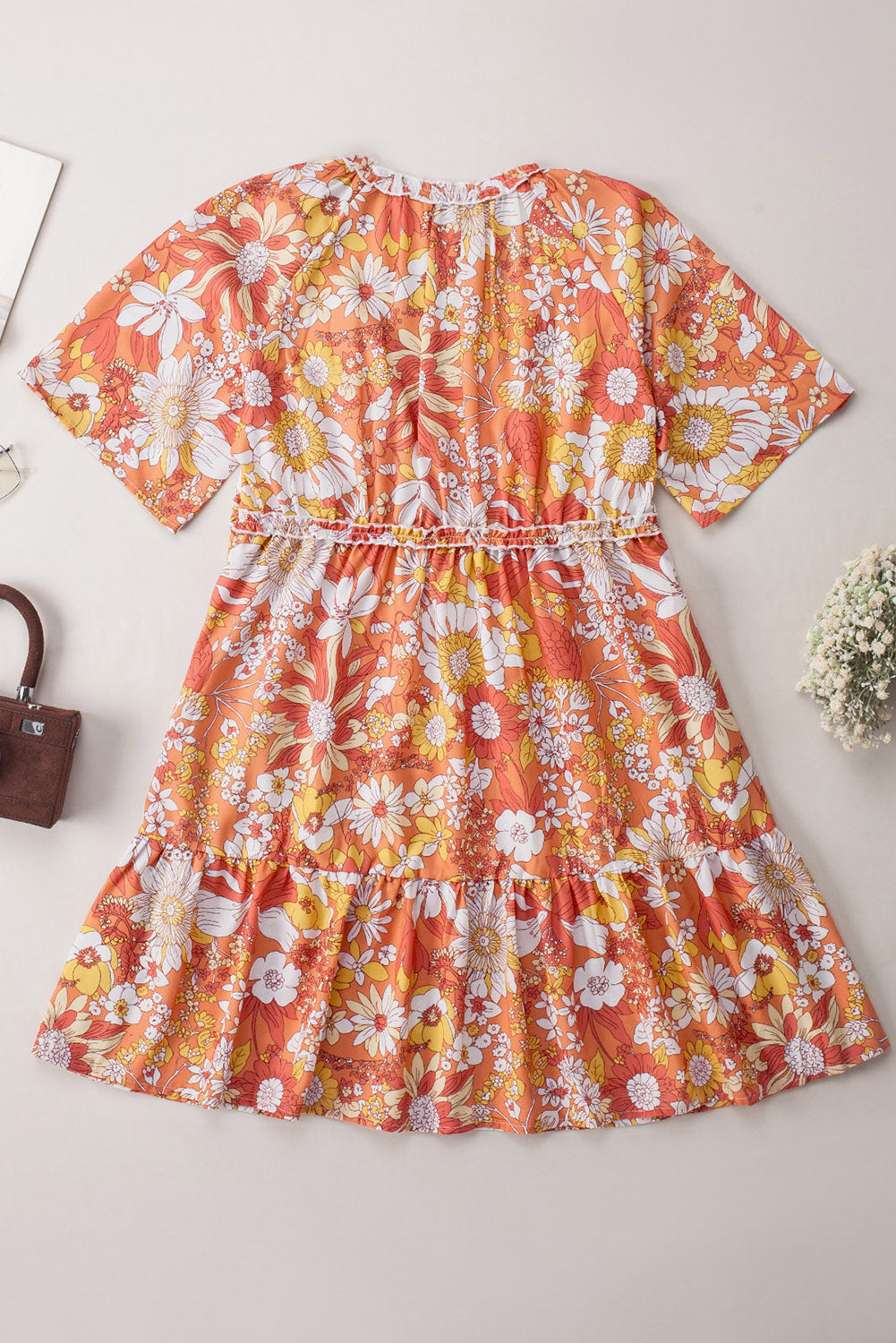 Robe fleurie orange à manches larges et flottantes