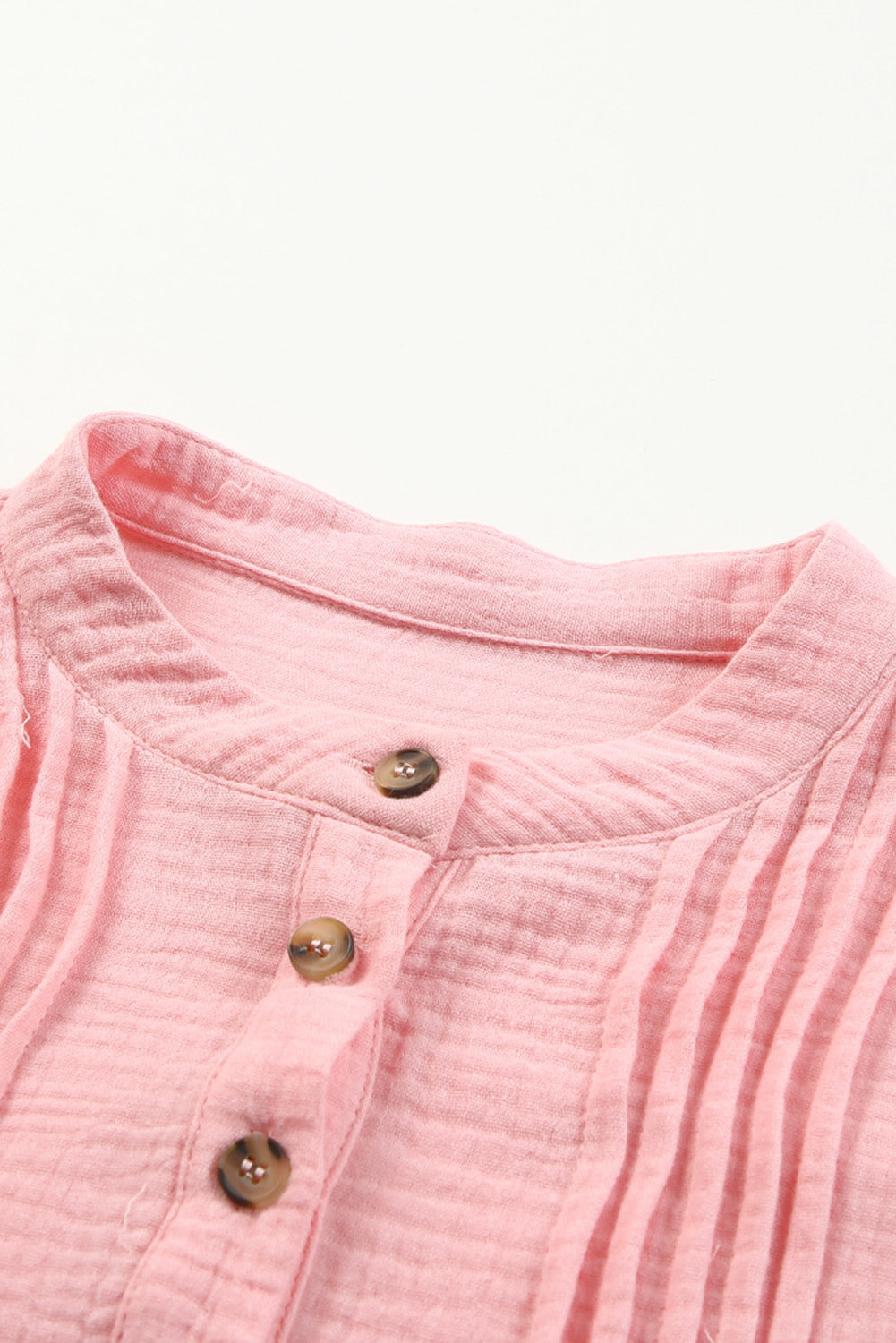 Blouse rose plissée en tricot gaufré à moitié boutonné