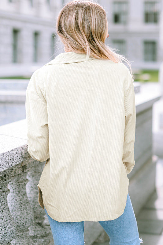 Veste longue boutonnée en velours côtelé beige avec poche sur le devant