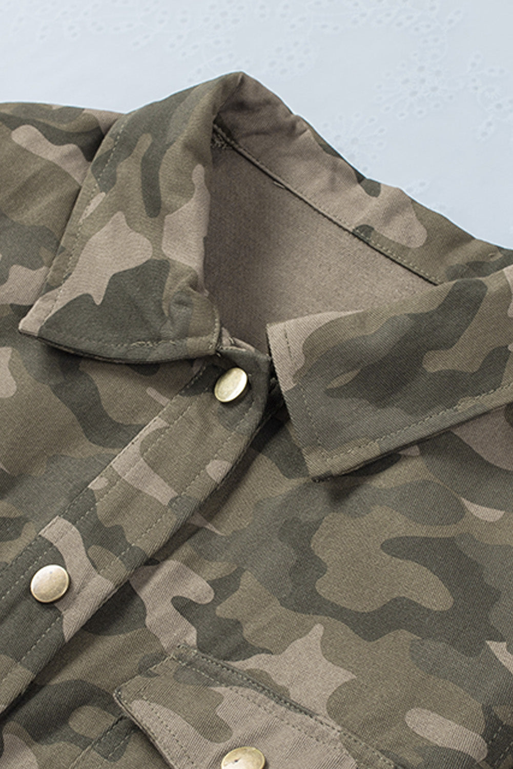 Veste boutonnée multi-poches à imprimé camouflage vert